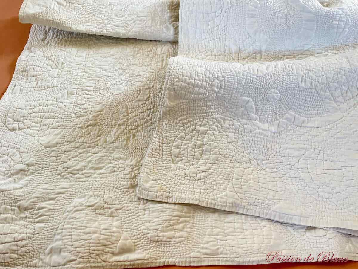 Fine Courtepointe piquée main réalisée sur toile coton blanc – Image 8