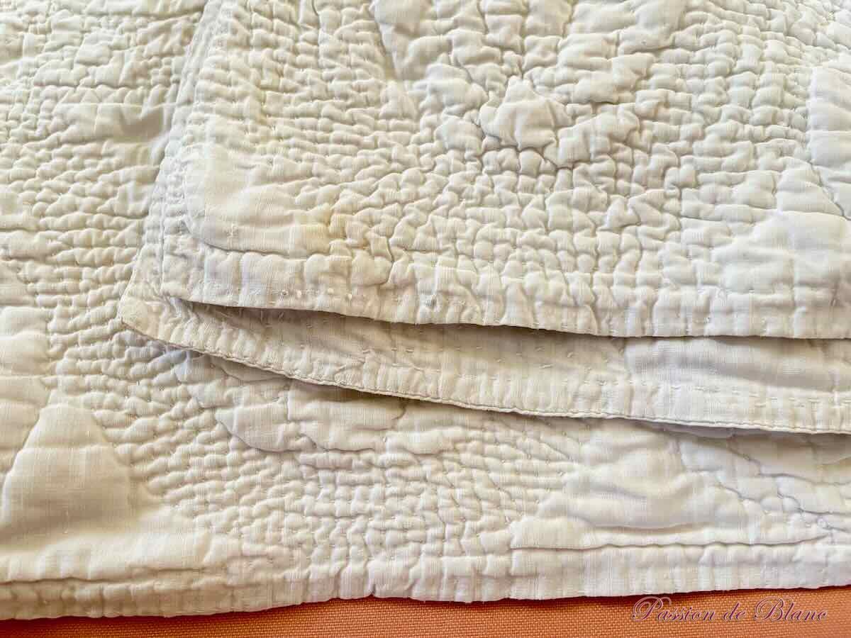 Fine Courtepointe piquée main réalisée sur toile coton blanc – Image 7
