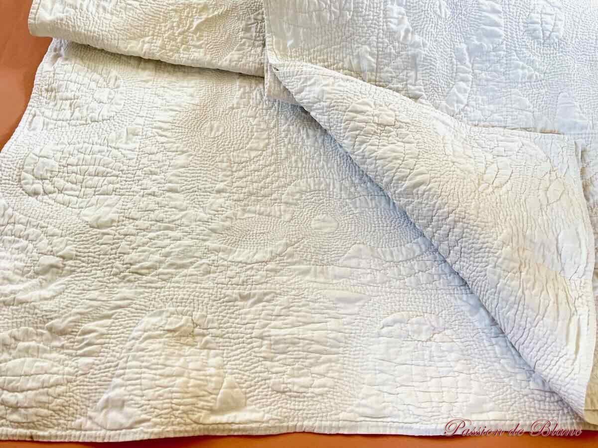 Courtepointe blanche piquée main