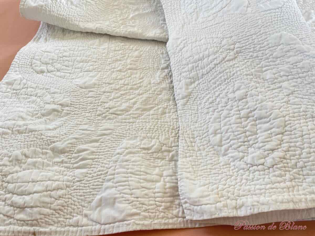 Fine Courtepointe piquée main réalisée sur toile coton blanc – Image 4