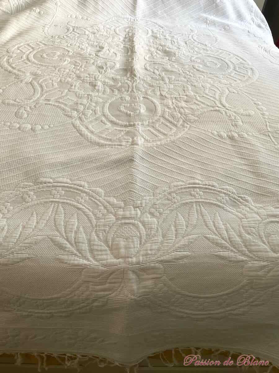 Grande couverture en piqué Marseillais, relief et franges nouées – Image 4