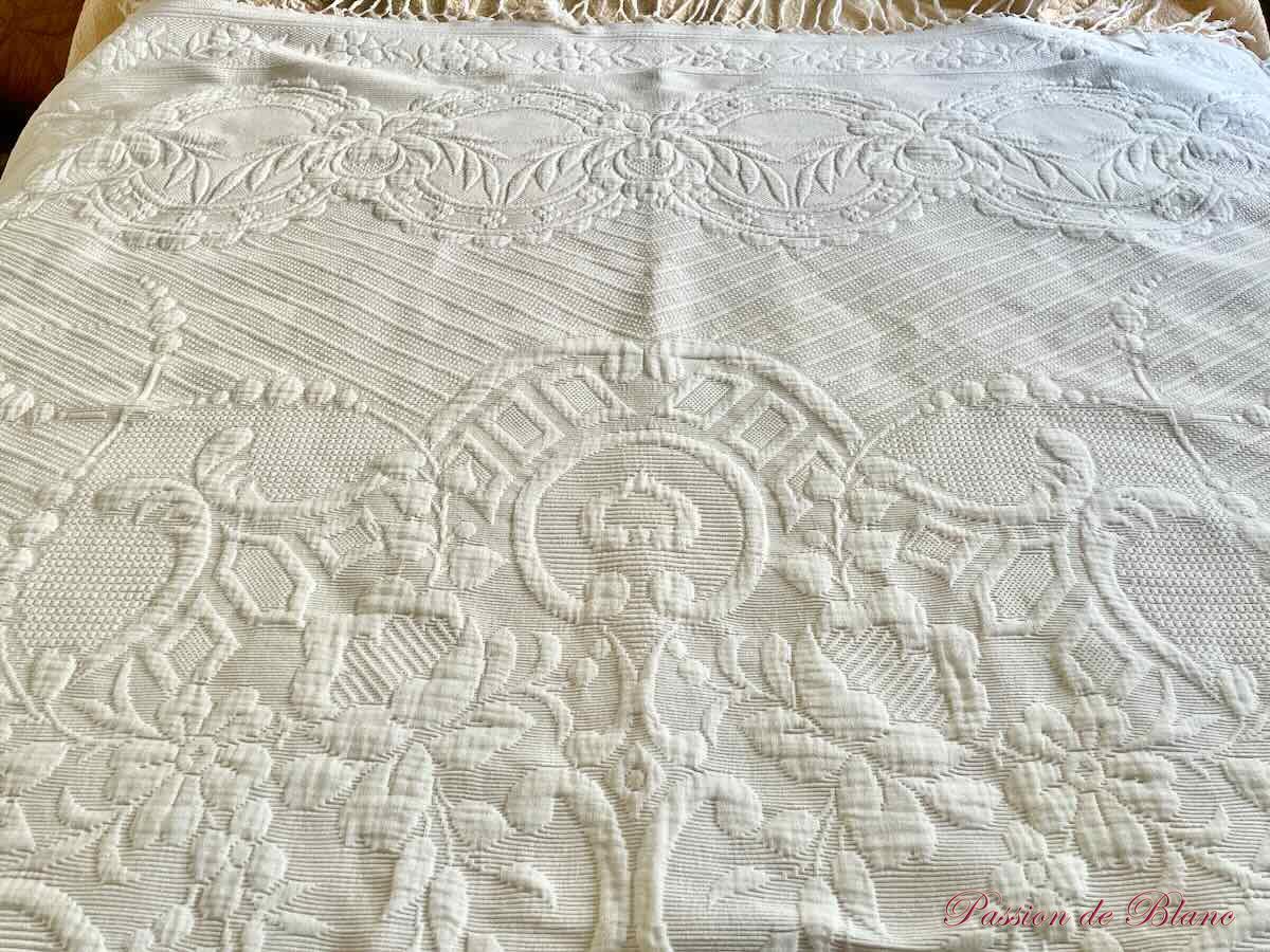 Grande couverture en piqué Marseillais, relief et franges nouées – Image 3