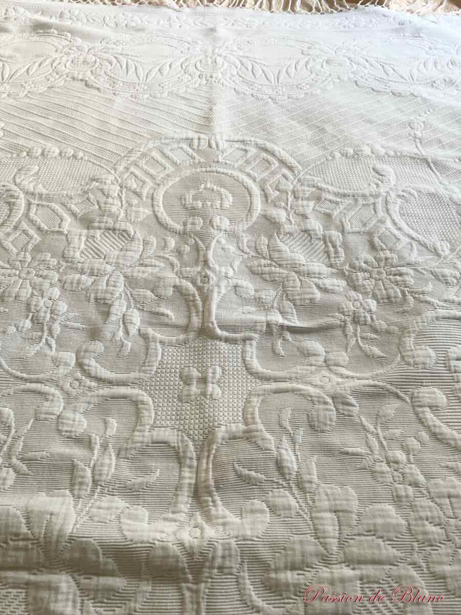 Grande couverture en piqué Marseillais, relief et franges nouées – Image 2