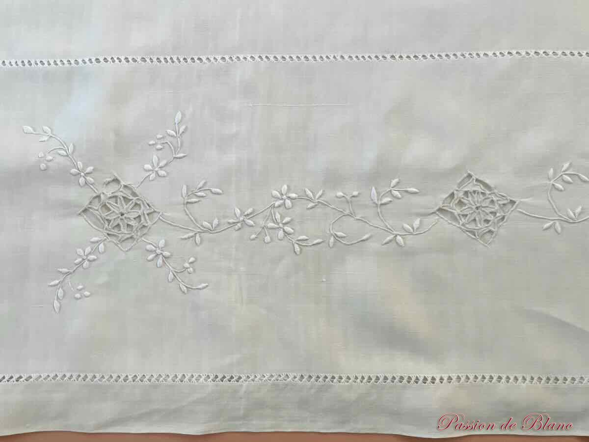 Drap RB entièrement brodé main sur lin, guirlandes fleuries jours – Image 3