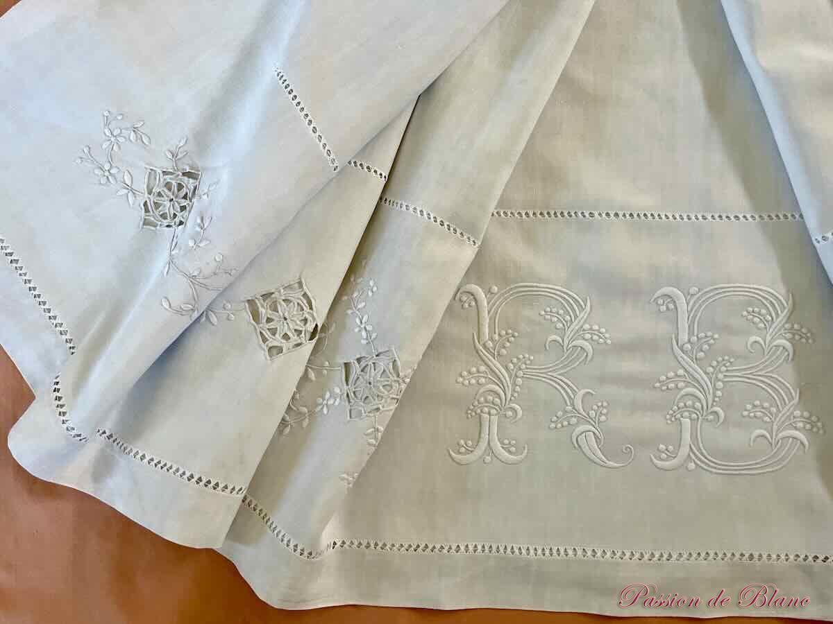 Drap RB entièrement brodé main sur lin, guirlandes fleuries jours – Image 5