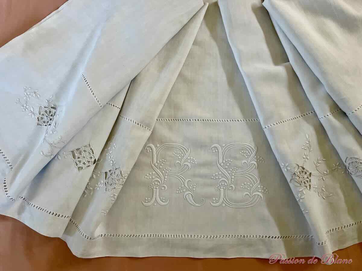 Drap RB entièrement brodé main sur lin, guirlandes fleuries jours – Image 4