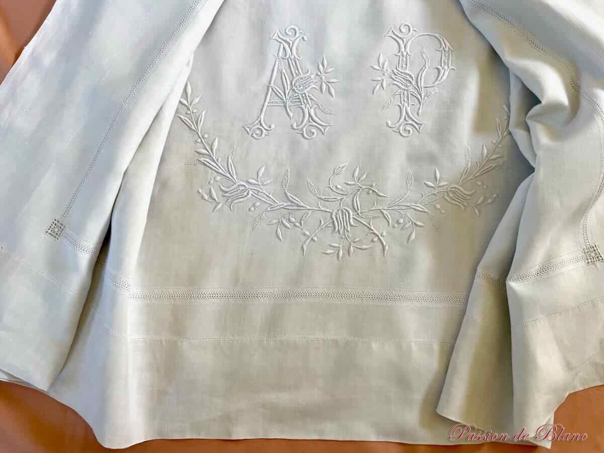 Drap une personne lin fin AP brodé main, découverte avec retours – Image 6