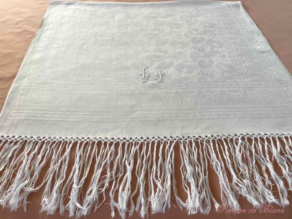 Lot 3 grandes serviettes d'invités en lin fin avec monogramme DA et franges – Image 2