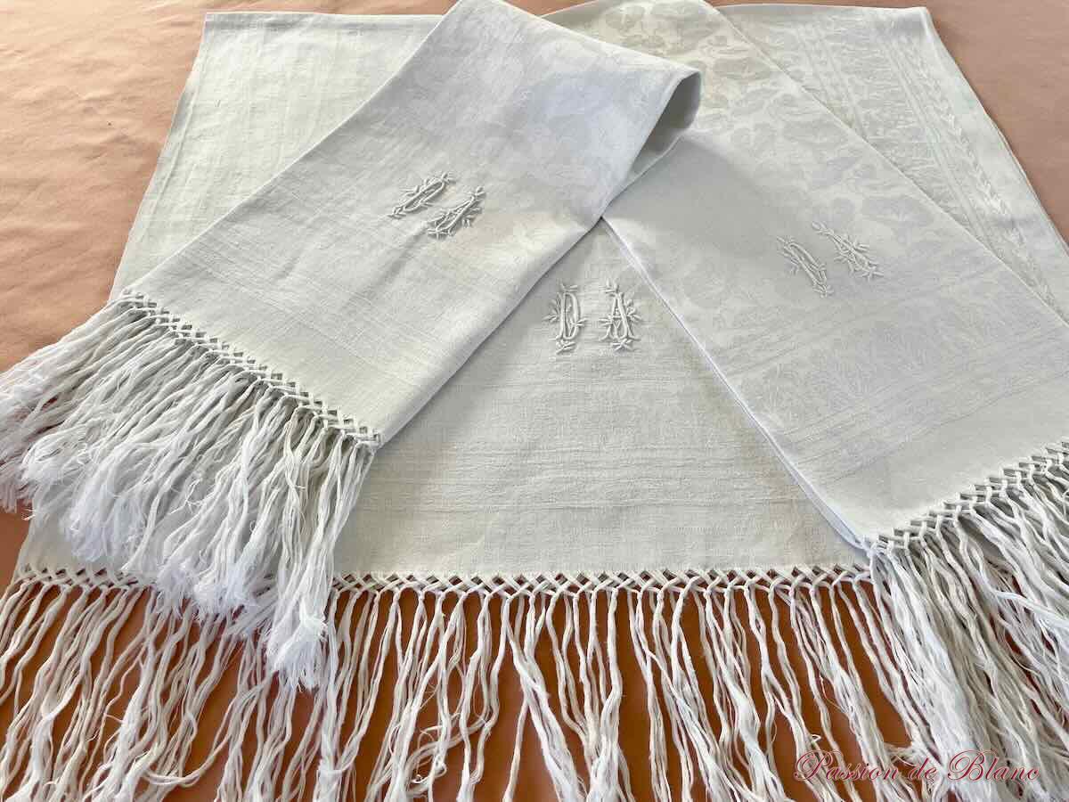 Lot 3 grandes serviettes d'invités en lin fin avec monogramme DA et franges – Image 7