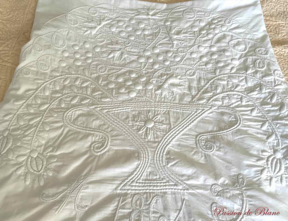 Rares enveloppes de paire taies d'apparat XIXeme broderie en boutis – Image 2