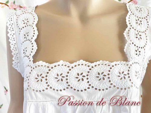 Belle chemise de jour sur toile de coton avec broderie blanche