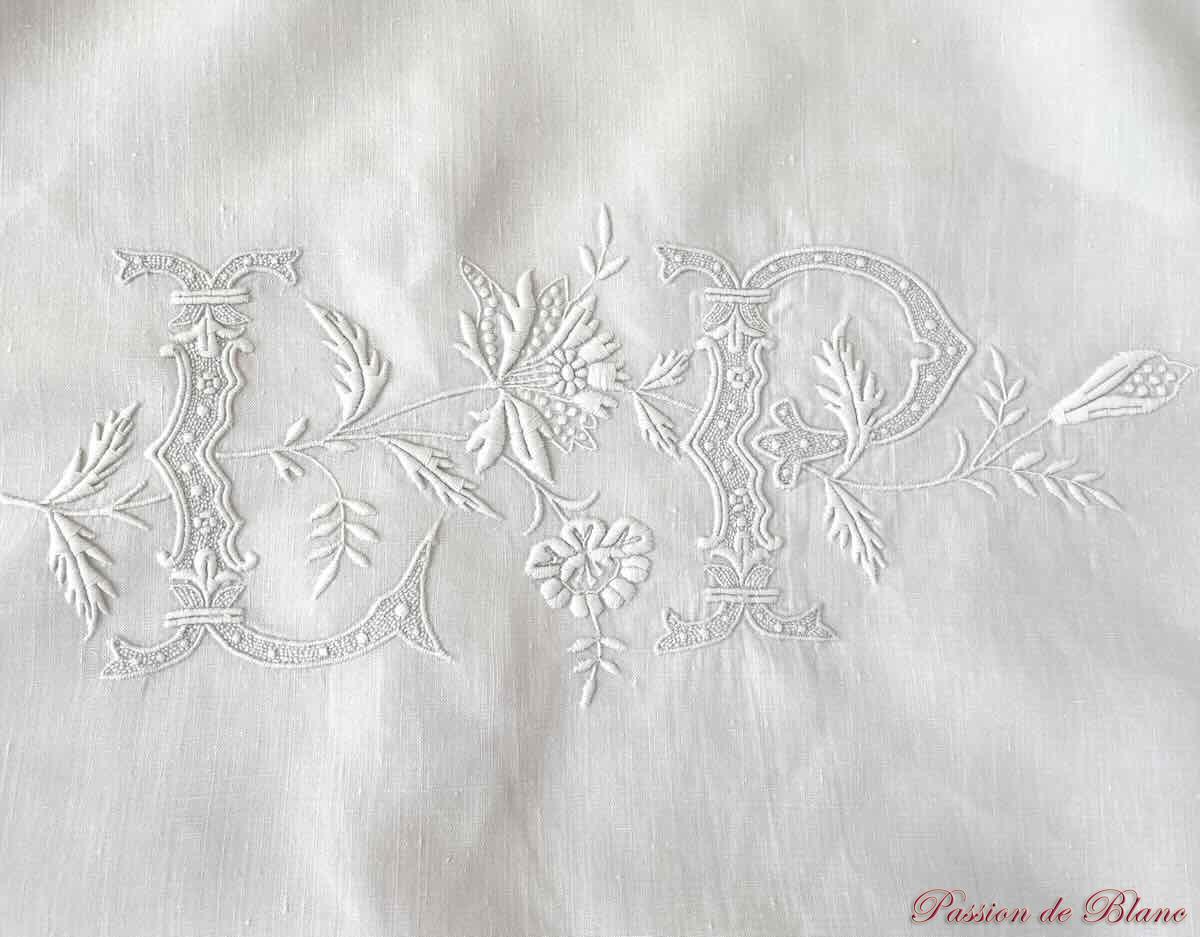 Belle paire de taies "LP" en fil lin ,imposantes broderies main – Image 4