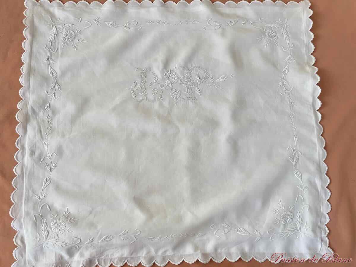 Belle paire de taies "LP" en fil lin ,imposantes broderies main – Image 2