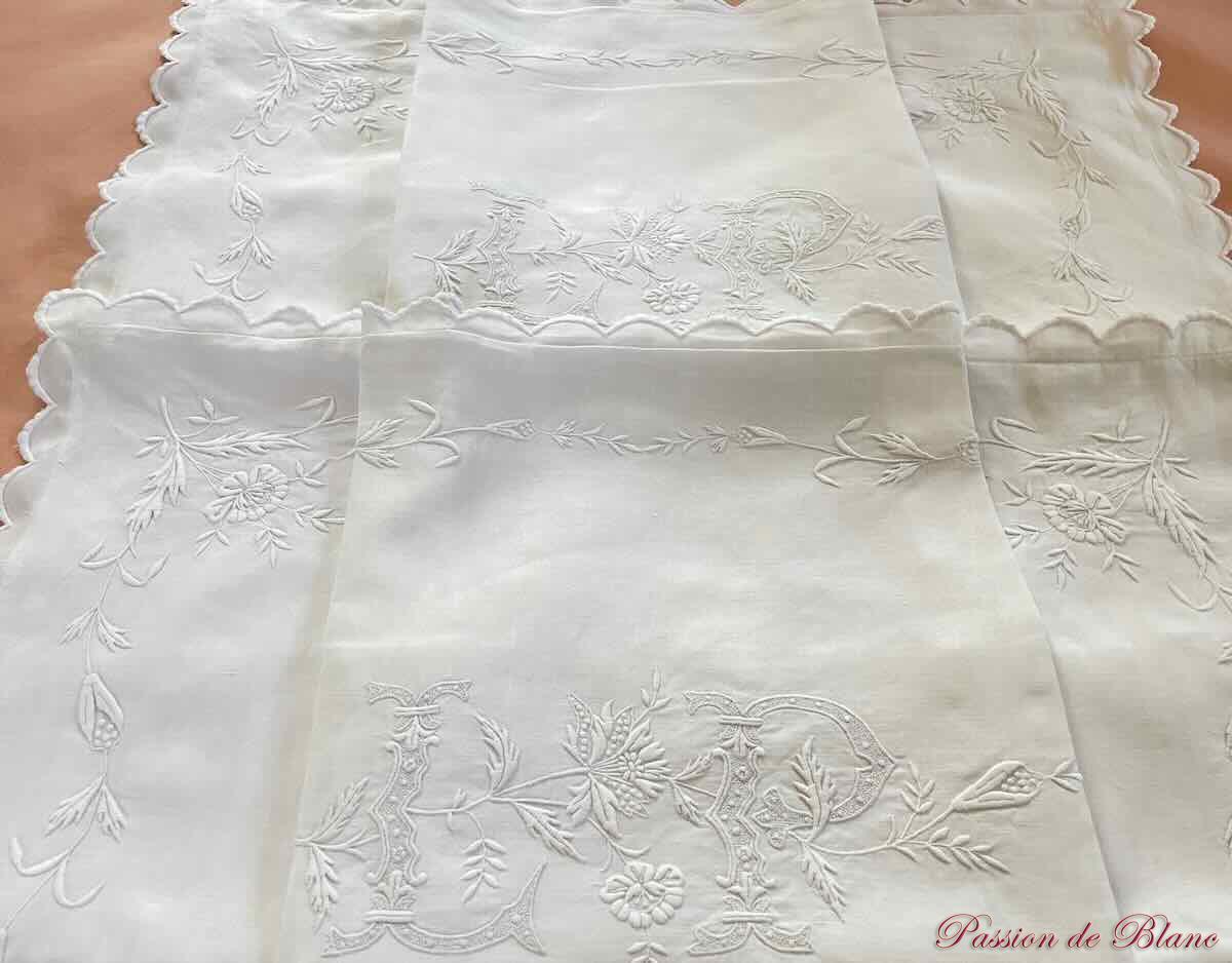 Paire de taies LP somptueuses broderies