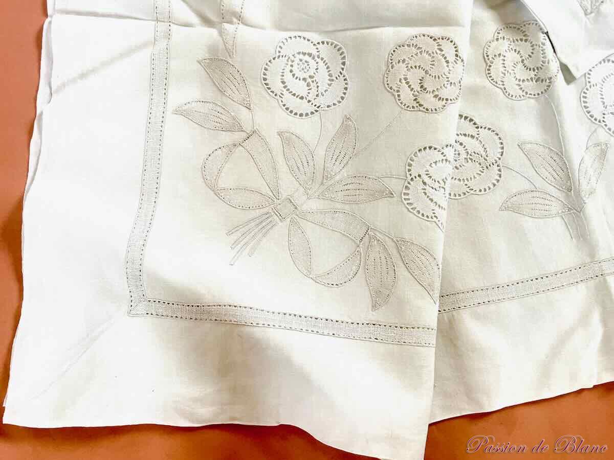 Parure en lin avec incrustations en dentelle aux fuseaux du Puy main. – Image 2