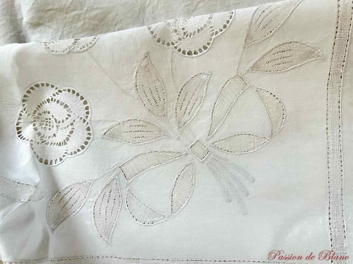 Parure en lin avec incrustations en dentelle aux fuseaux du Puy main. – Image 7
