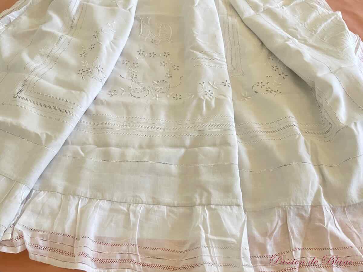 Parure lit : grand drap, taies volants, jours broderies sur lin fin – Image 2