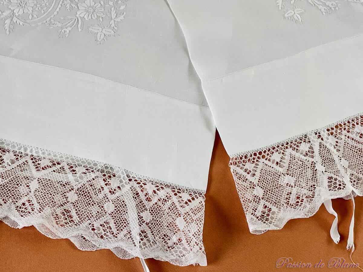 Taie traversin avec initiales AC sur fil de lin, broderie main – Image 7
