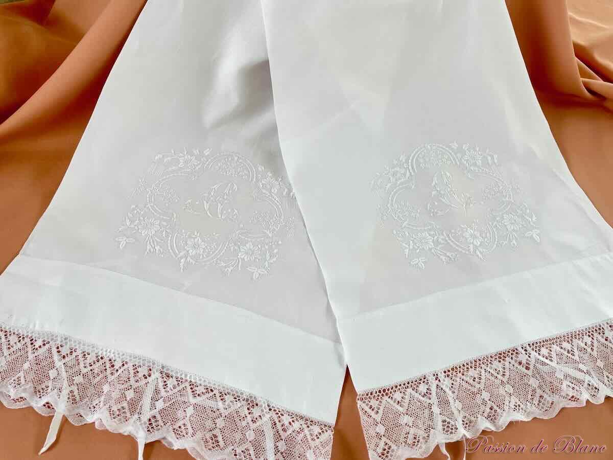 Taie traversin avec initiales AC sur fil de lin, broderie main – Image 6