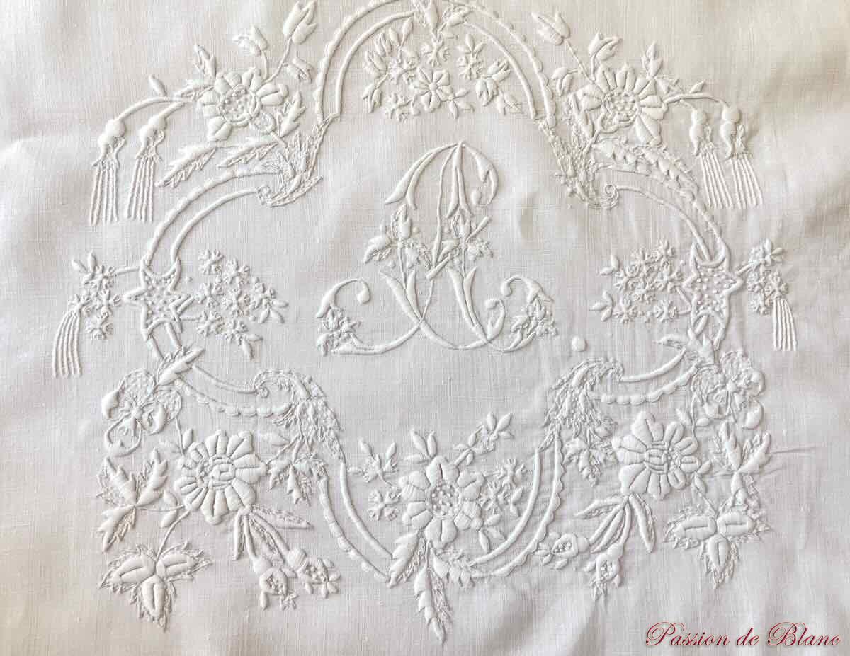 Taie traversin avec initiales AC sur fil de lin, broderie main – Image 4