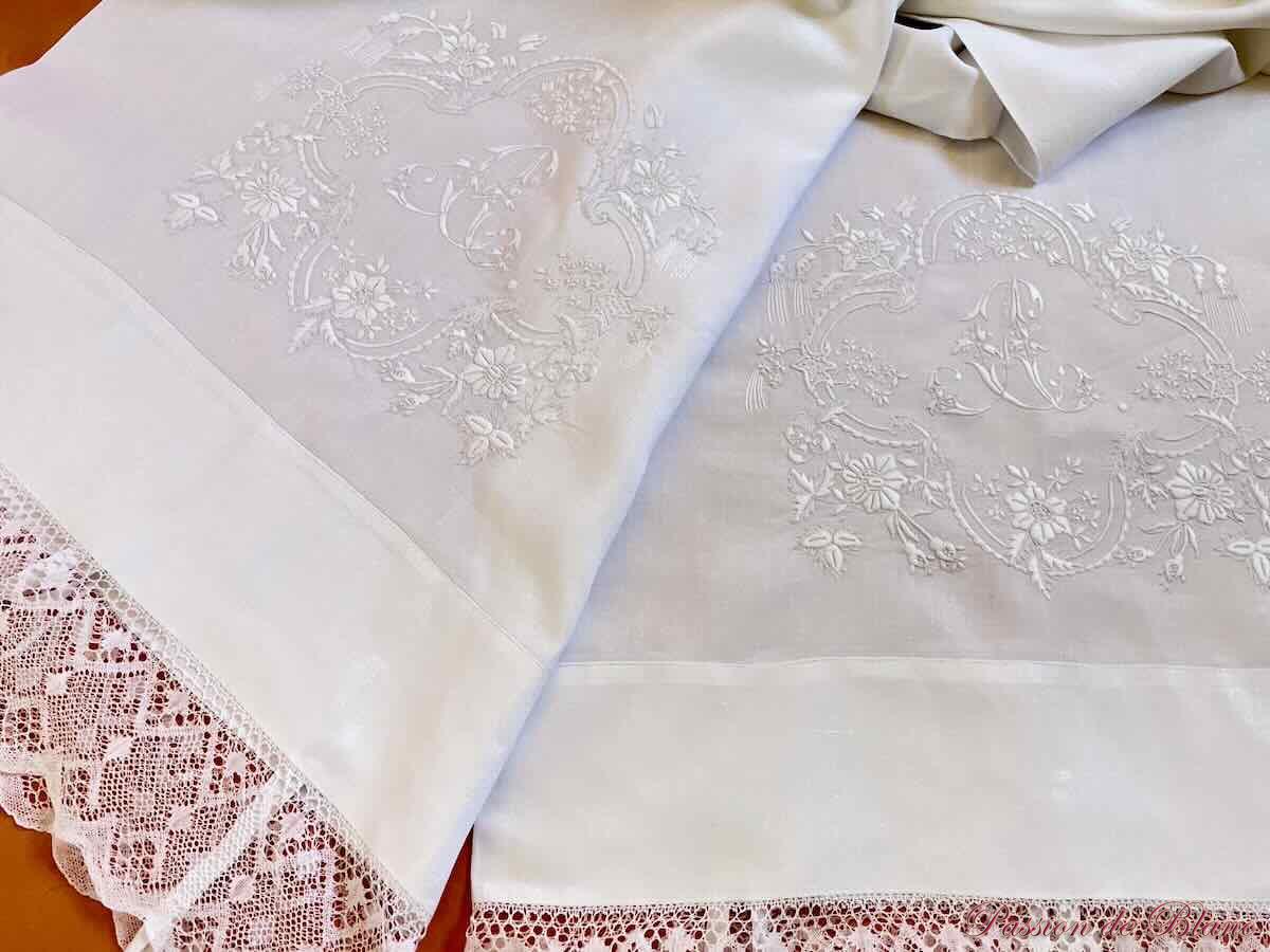 Taie traversin avec initiales AC sur fil de lin, broderie main – Image 3