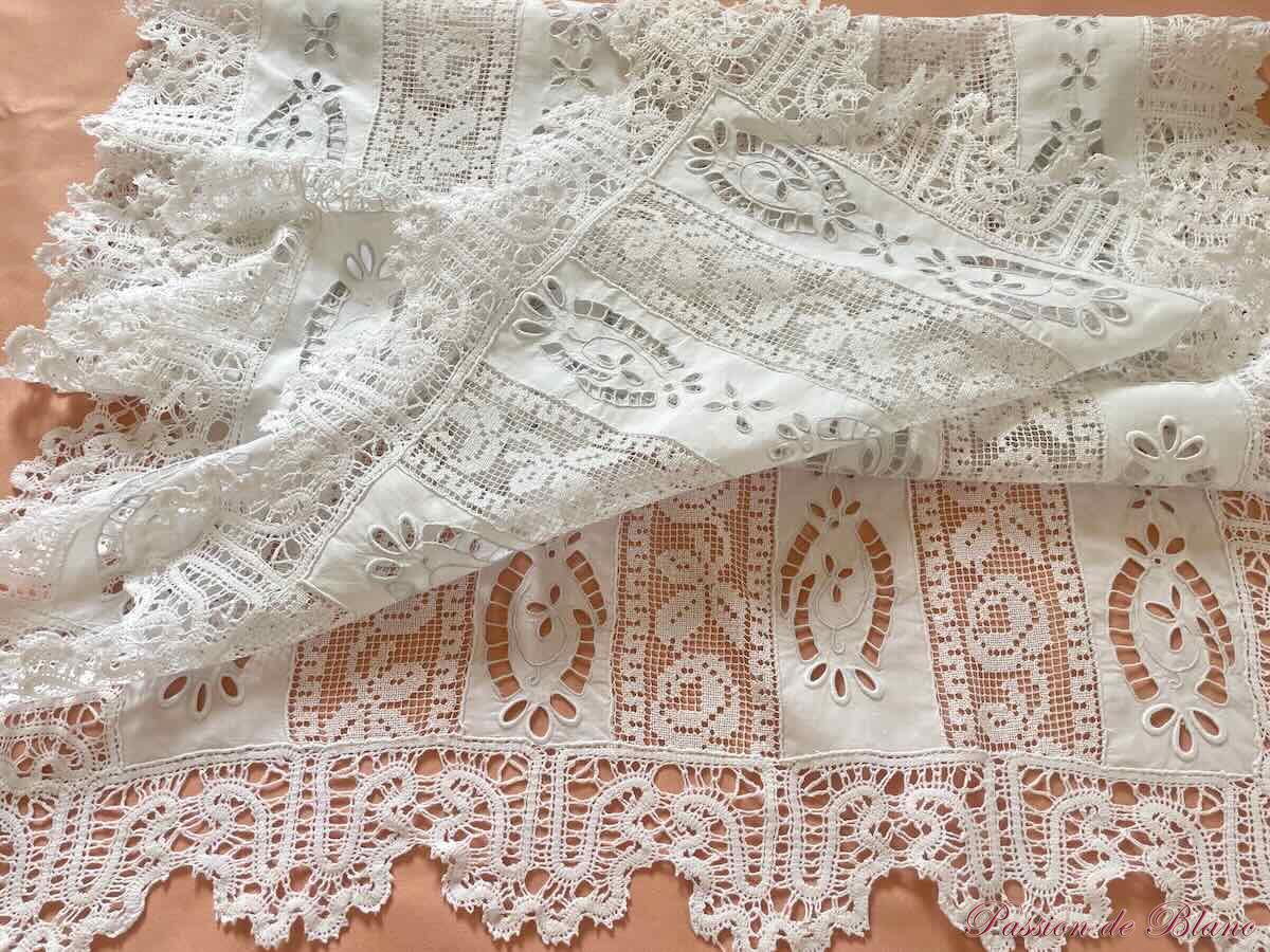 Grand chemin table dentelle broderie main
