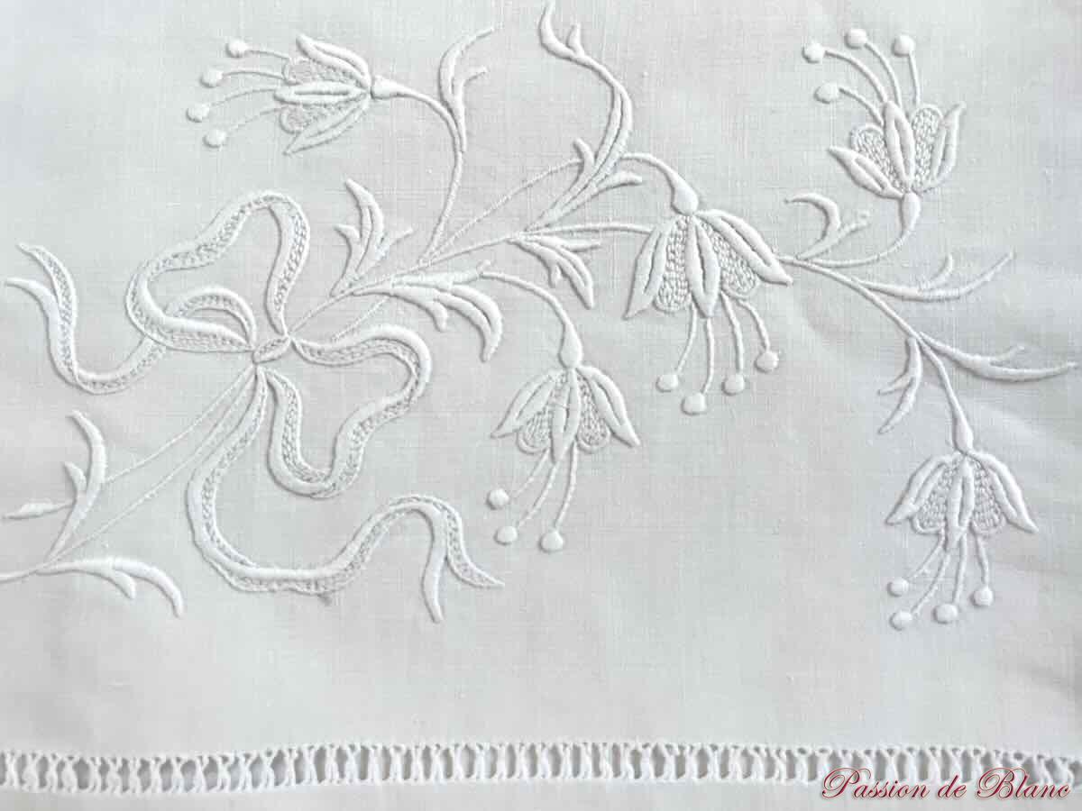 Drap avec guirlande fleurie, broderie et dentelle main sur lin fin – Image 8