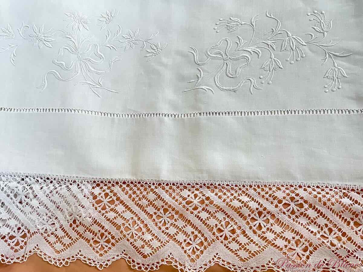 Drap avec guirlande fleurie, broderie et dentelle main sur lin fin – Image 7