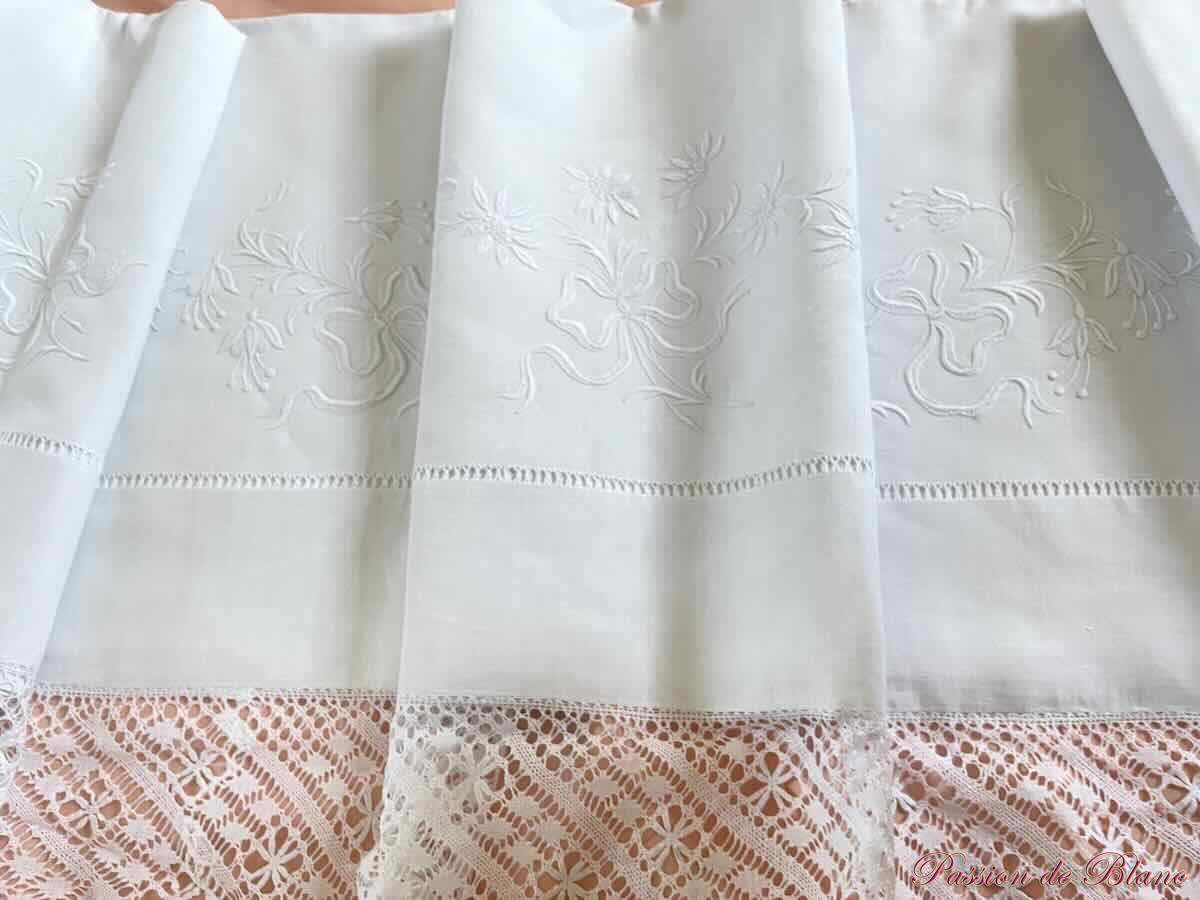 Drap avec guirlande fleurie, broderie et dentelle main sur lin fin – Image 2