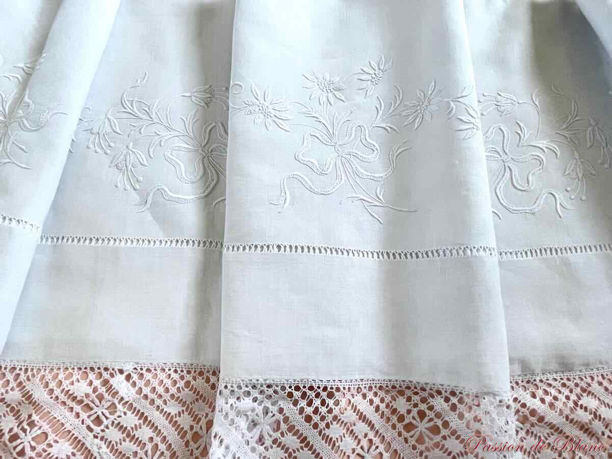 Drap avec guirlande fleurie, broderie et dentelle main sur lin fin – Image 6