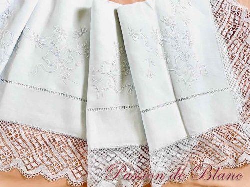 Drap lin fin broderies dentelle main