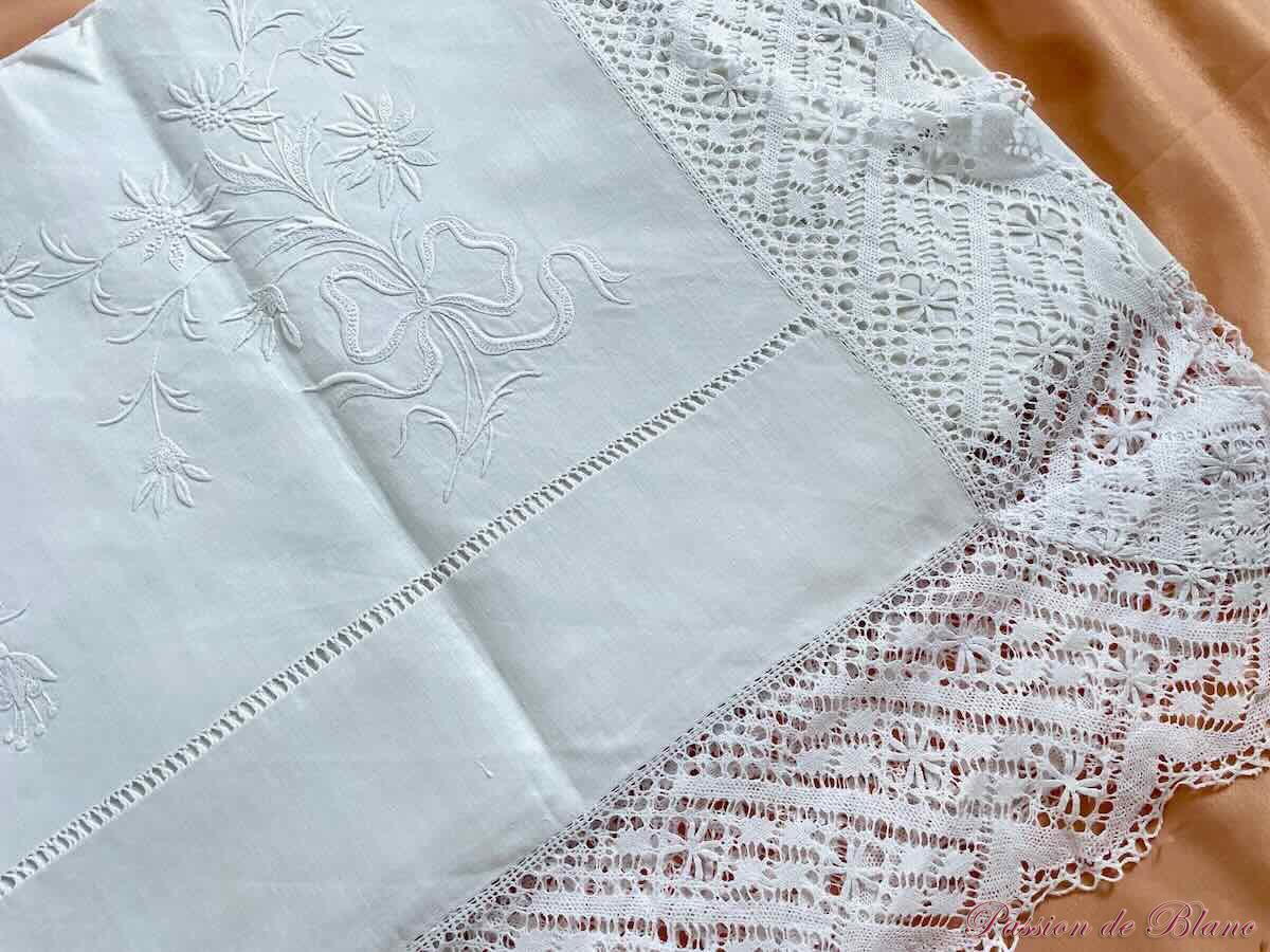 Drap avec guirlande fleurie, broderie et dentelle main sur lin fin – Image 3