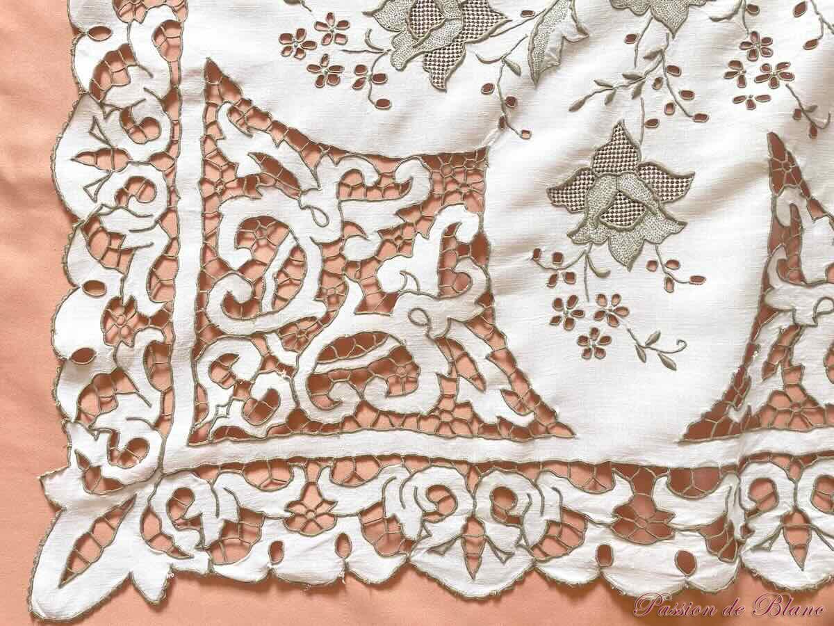 Petite nappe en broderie Richelieu sur toile fil de lin, fil marron – Image 2