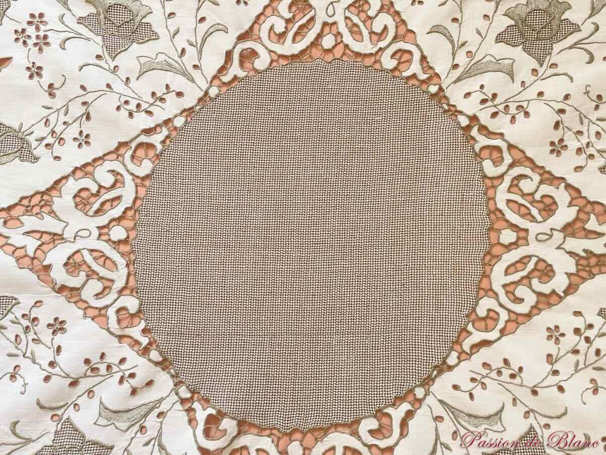 Petite nappe en broderie Richelieu sur toile fil de lin, fil marron – Image 6