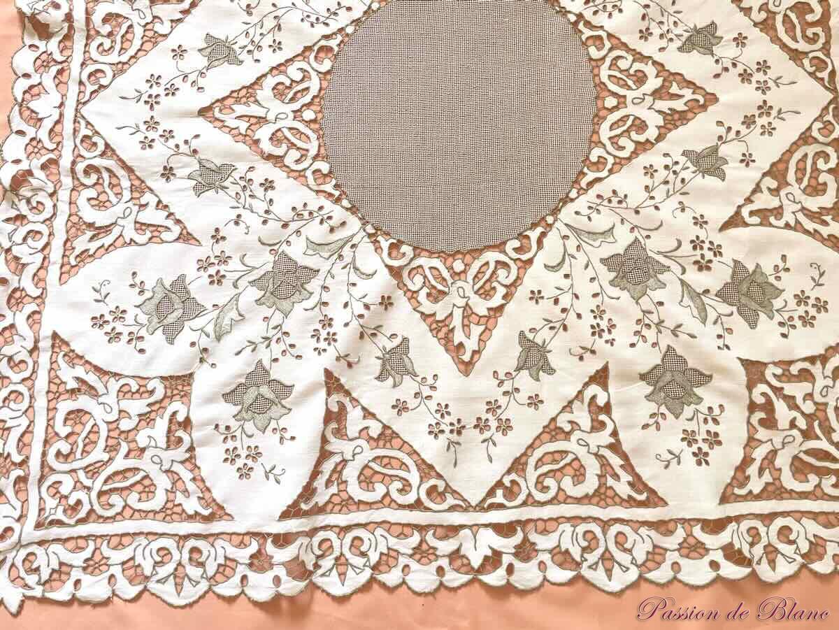 Petite nappe en broderie Richelieu sur toile fil de lin, fil marron – Image 7