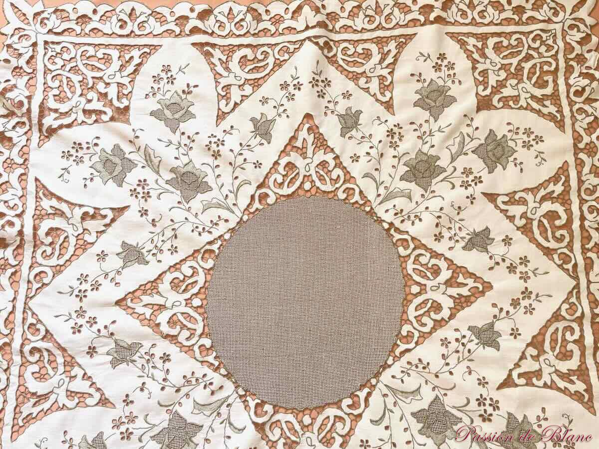 Petite nappe en broderie Richelieu sur toile fil de lin, fil marron – Image 5