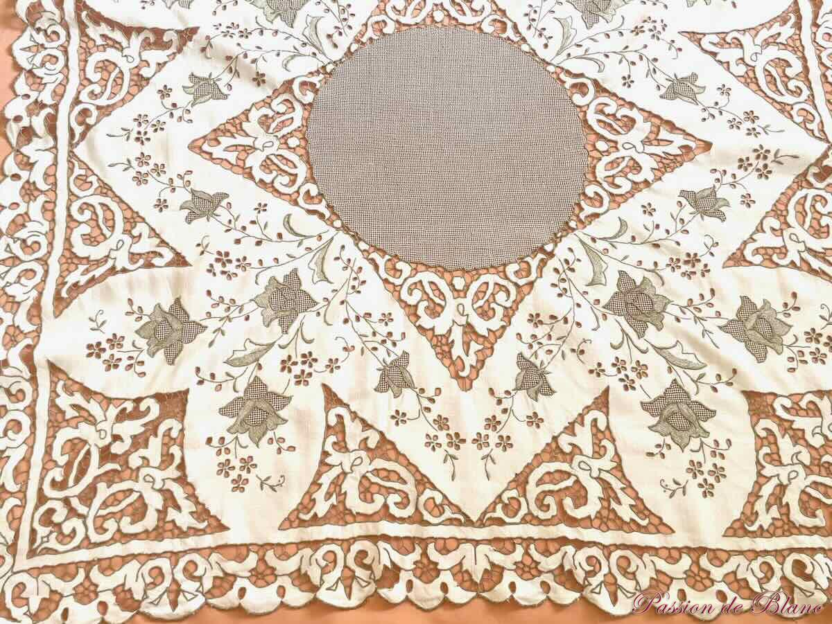 Petite nappe en broderie Richelieu sur toile fil de lin, fil marron – Image 3
