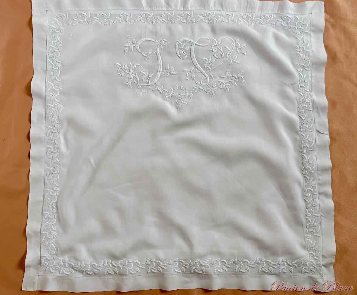 Paire taies broderie main superbe