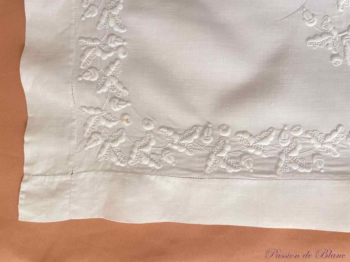 Somptueuse paire de taies "JV" fil lin ,imposantes broderies main – Image 6