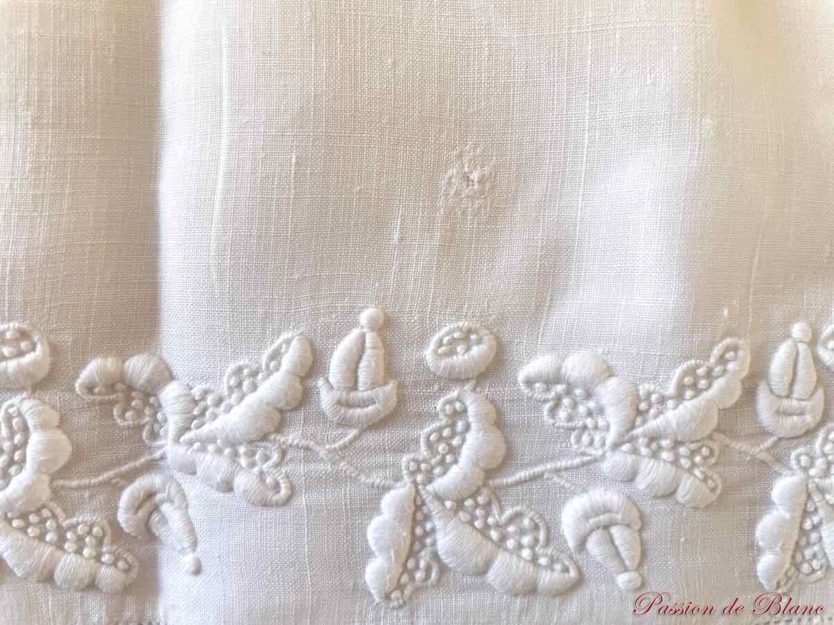 Somptueuse paire de taies "JV" fil lin ,imposantes broderies main – Image 3