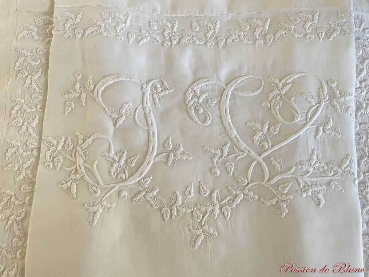 Somptueuse paire de taies "JV" fil lin ,imposantes broderies main – Image 2