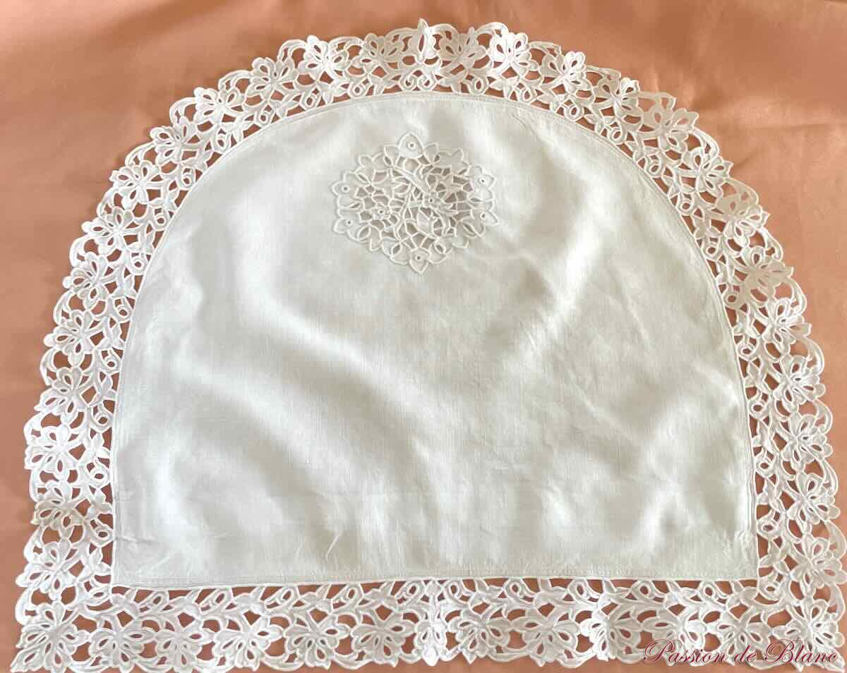 Taie de bébé demi-lune lin fin broderie Richelieu – Image 5