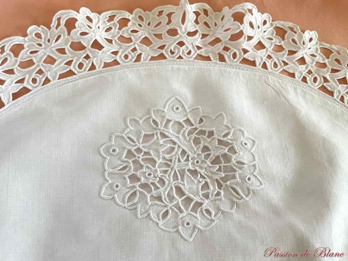 Taie de bébé demi-lune lin fin broderie Richelieu – Image 3