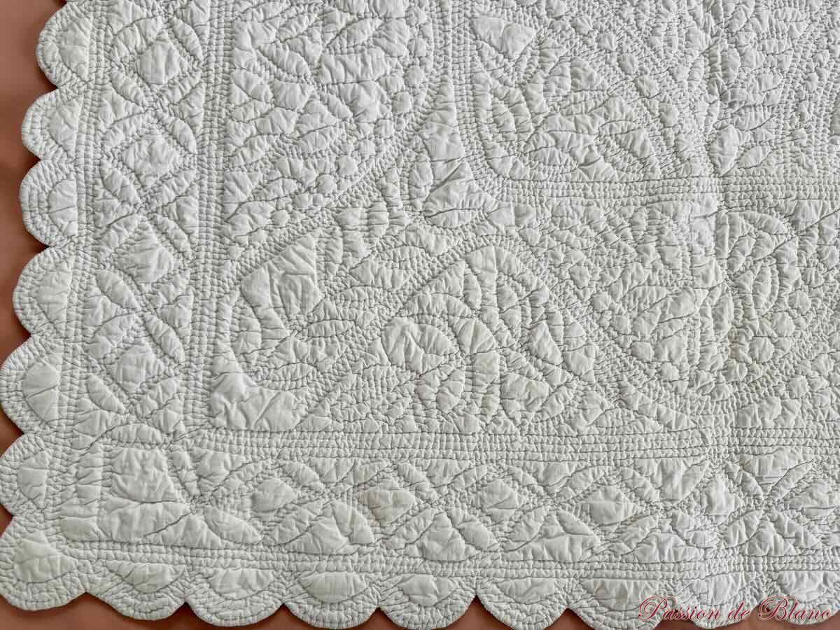 Courtepointe Piquée Main, Festonnée: Double Face Avec Motifs Provençaux – Image 4
