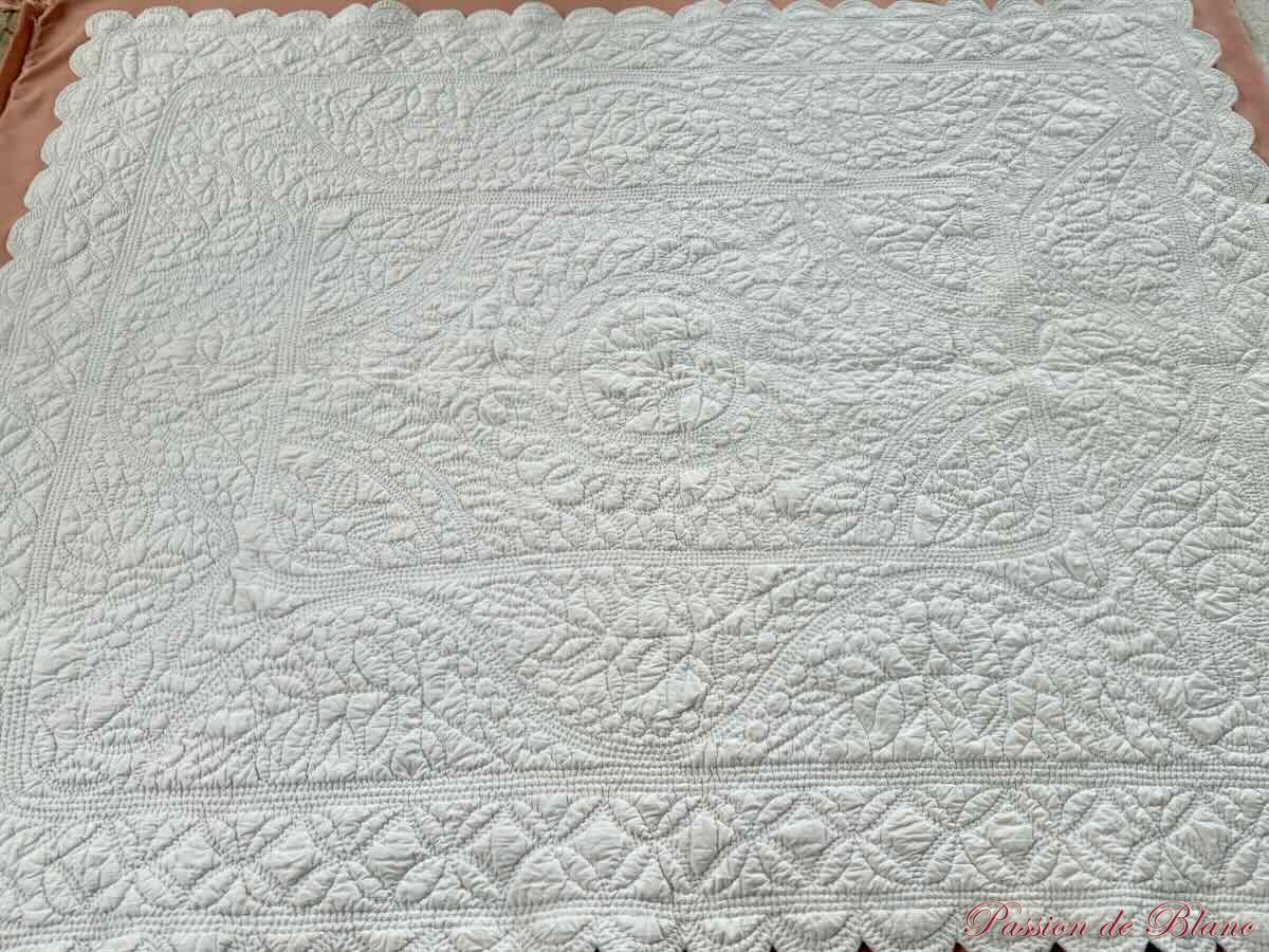 Courtepointe Piquée Main, Festonnée: Double Face Avec Motifs Provençaux – Image 3
