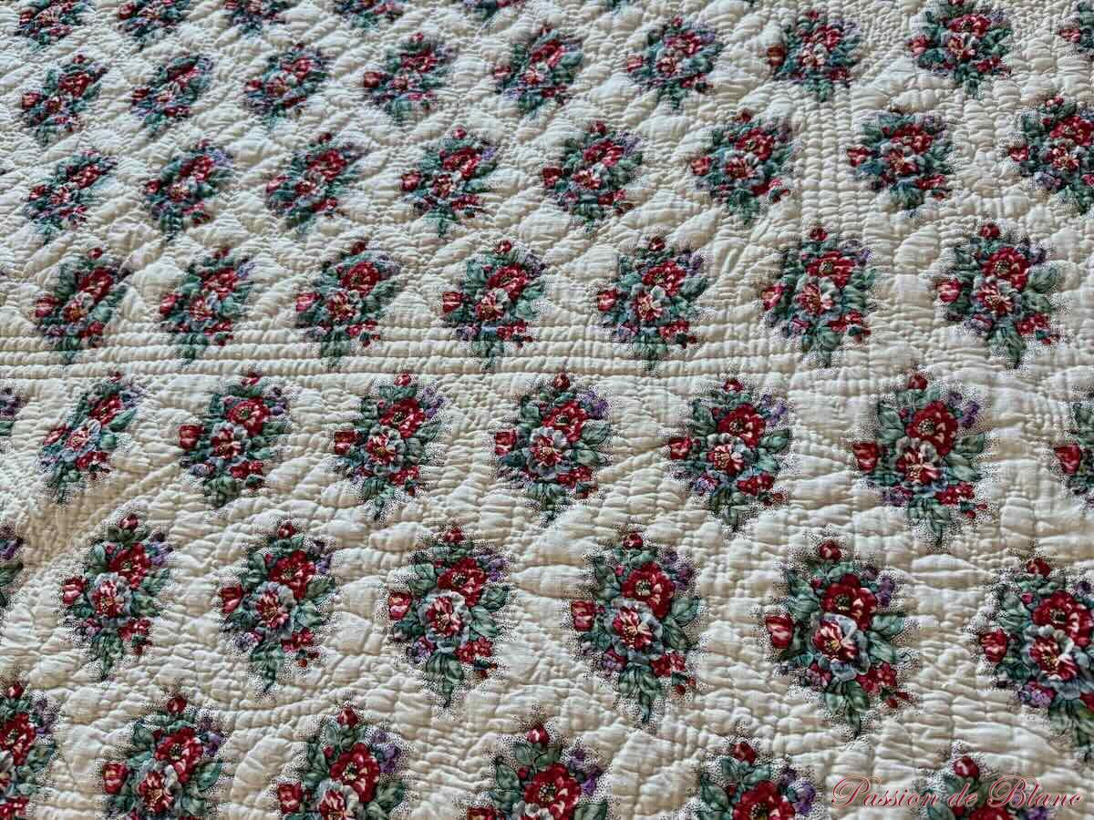Courtepointe piquée main: motifs fleuris, autre unis blanc, époque XIX – Image 8