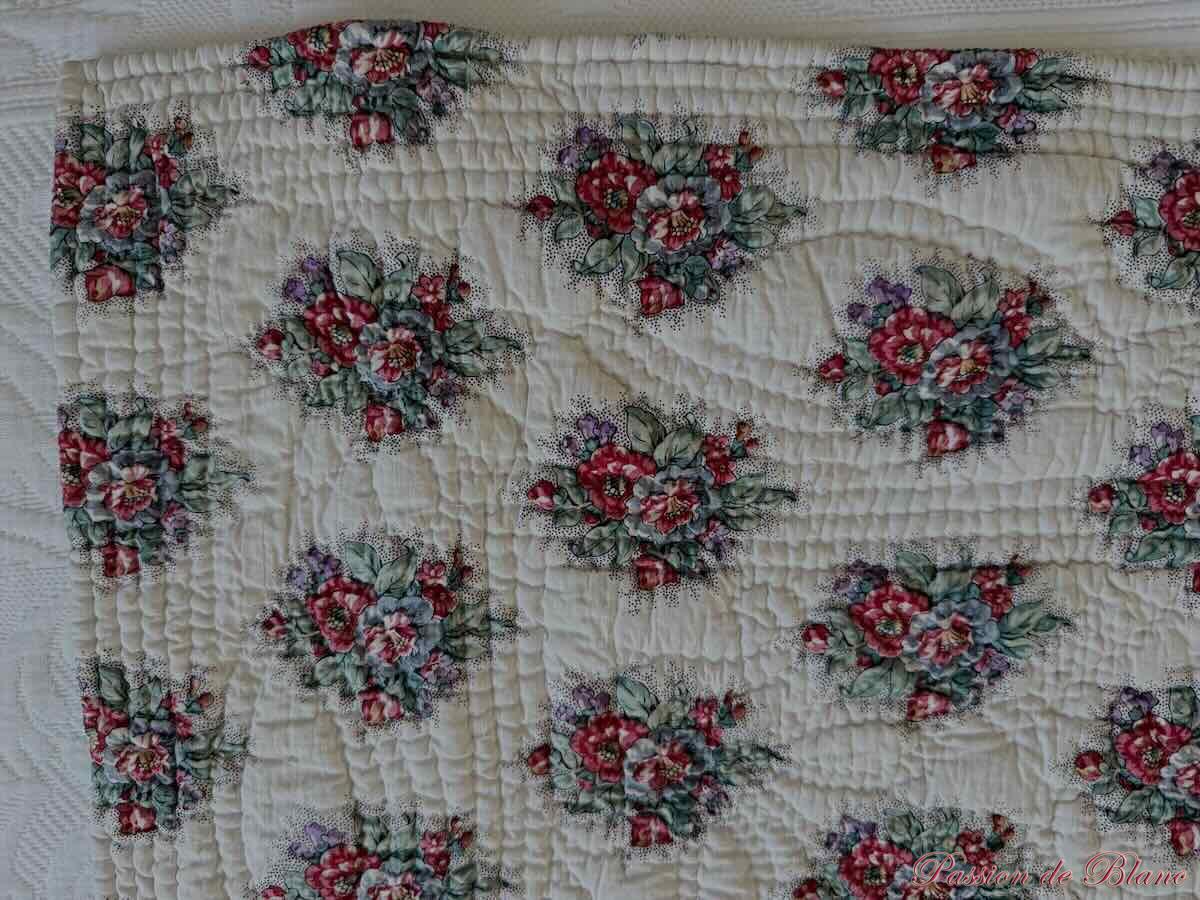 Courtepointe piquée main: motifs fleuris, autre unis blanc, époque XIX – Image 7