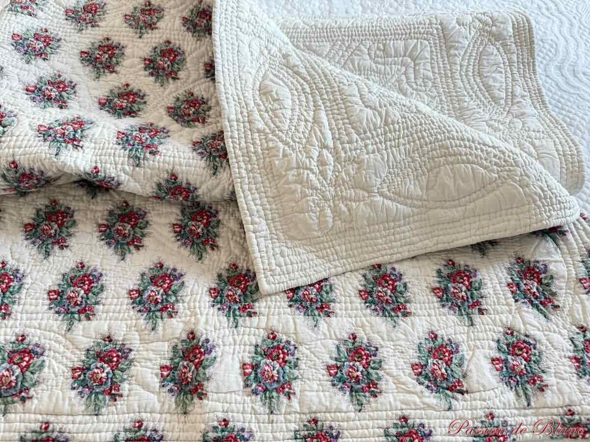 Courtepointe piquée main: motifs fleuris, autre unis blanc, époque XIX – Image 6