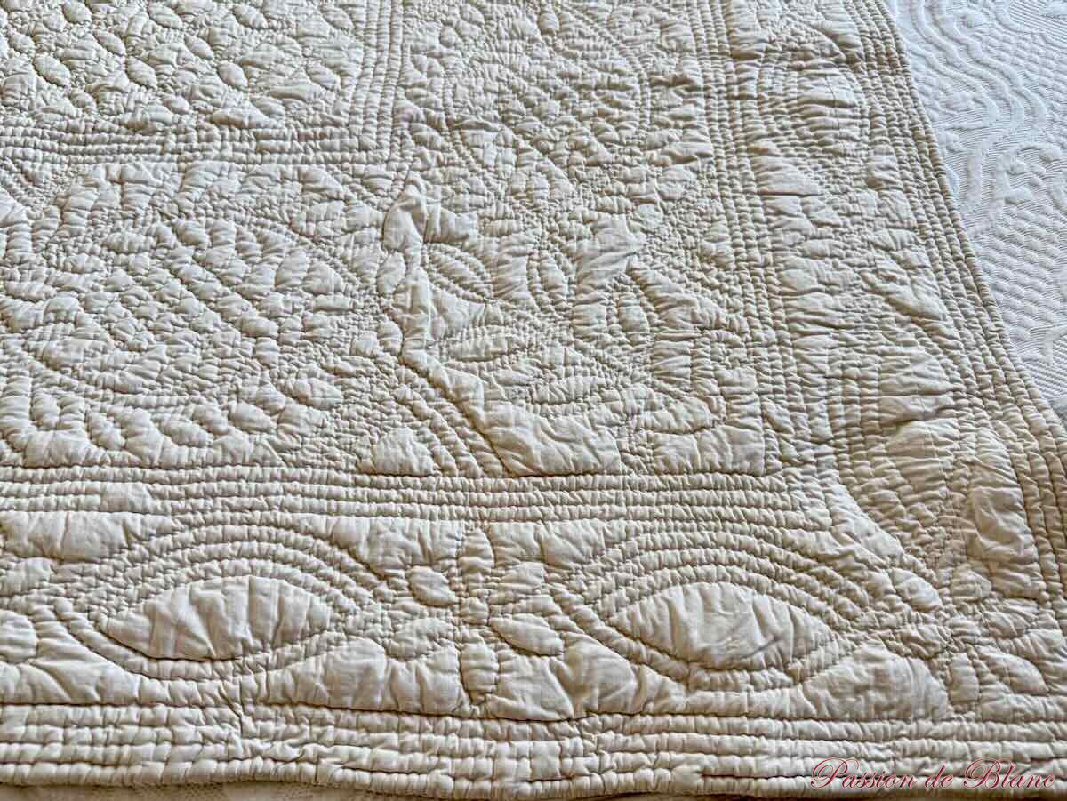 Courtepointe piquée main: motifs fleuris, autre unis blanc, époque XIX – Image 9