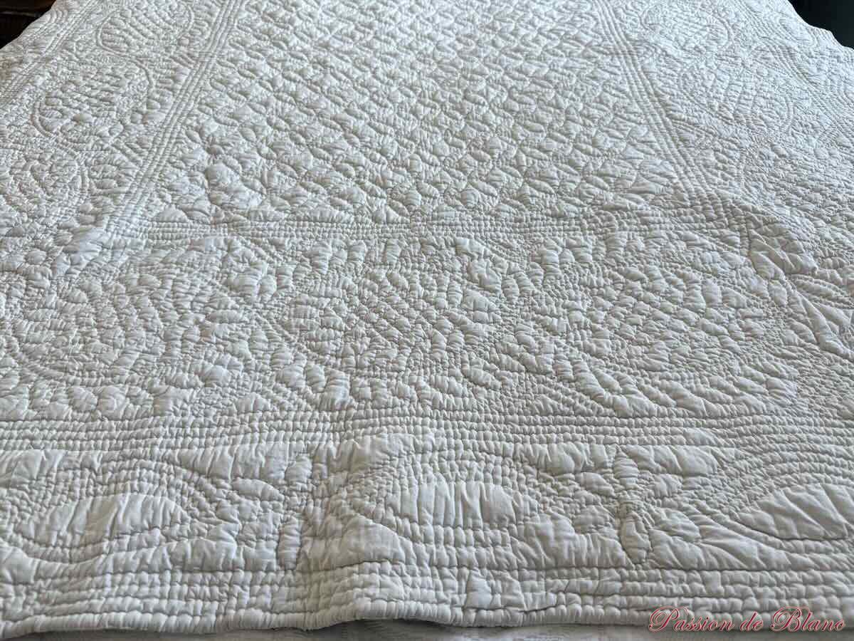 Courtepointe piquée main: motifs fleuris, autre unis blanc, époque XIX – Image 5